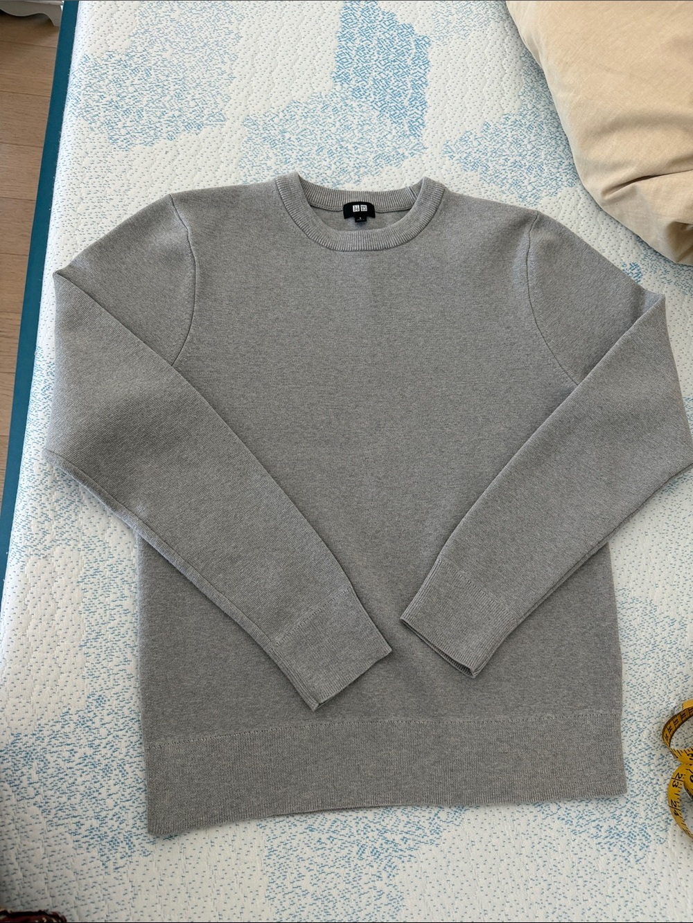 Uniqlo Men's Light Gray Crewneck Sweater